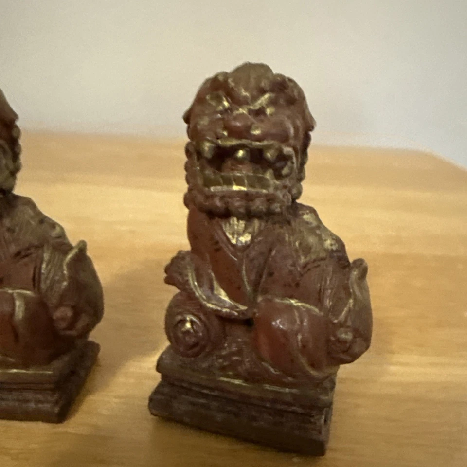 "Juego de 2 pequeñas esculturas de madera talladas Foo Dog usadas como perillas 2,25"" H. De colección" Foto 3 de 4