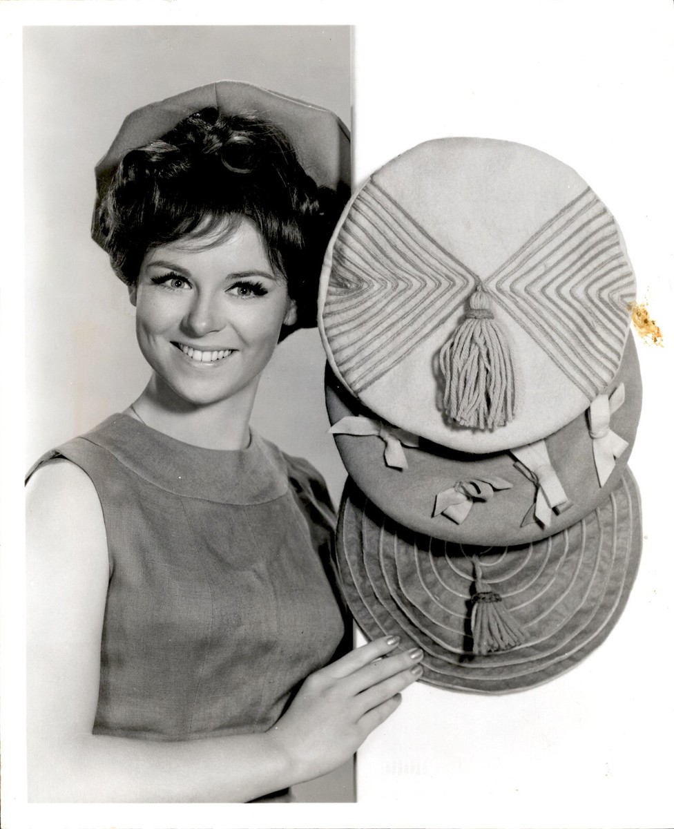 LG77 1968 Original Photo WOMEN'S HAT FASHION MODEL CHIC ACCESSORY