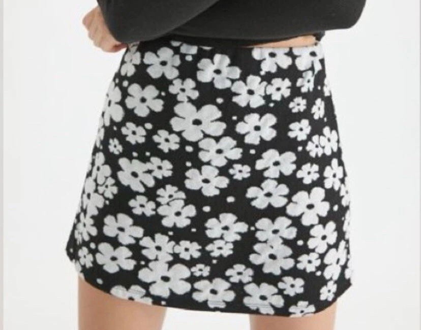 Minifalda Tejida Clara Urban Outfitters Estampado Floral Negra/Blanca Talla M Foto 3 de 4