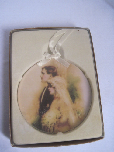 Adorno de boda pareja nuestra primera Navidad de Bessie Pease Gutmann's Nuevo en caja - Imagen 1 de 9