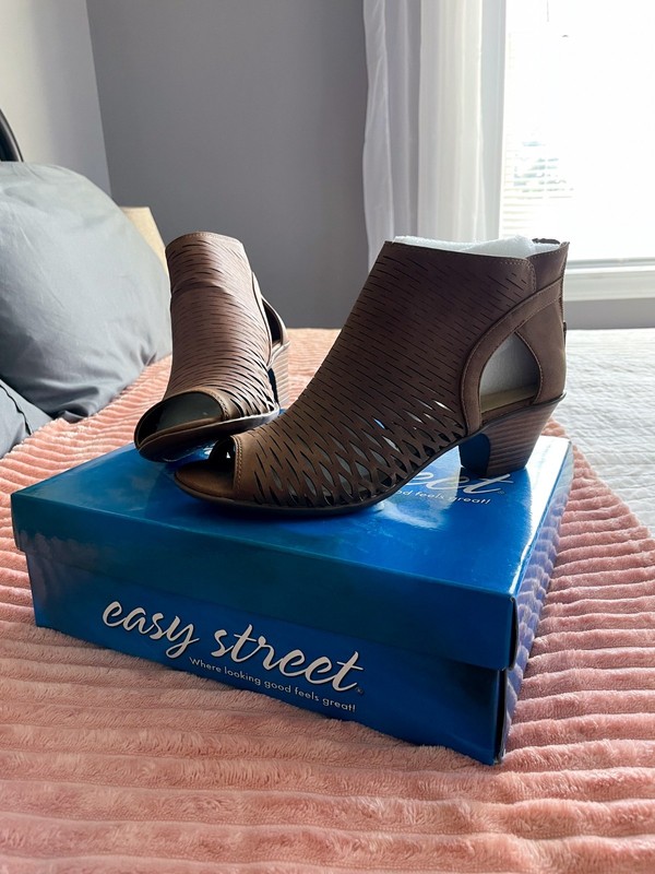 Easy Street Sunrise Tan Sandals Booties Size 8.5 W