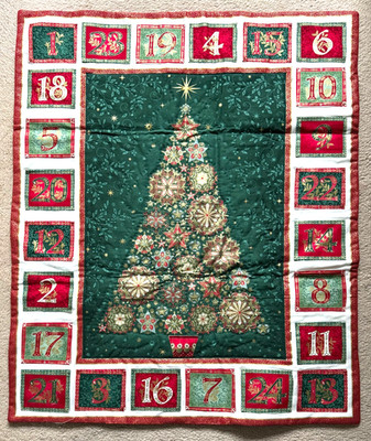 Makower Adventskalender Quilt (Ladenmuster). Grün/Rot Metallic
