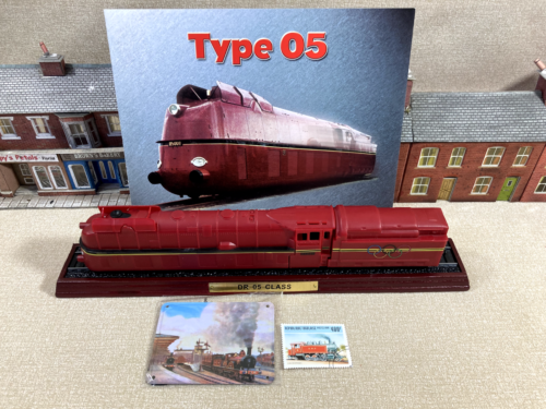 Atlas Editions OO Scale DR 05 Class Locomotive Static Model Train + Plinth