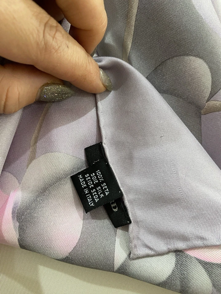 S43# Bufanda de seda floral gris Leonard tiene agujero de alfiler y mancha Foto 3 de 4