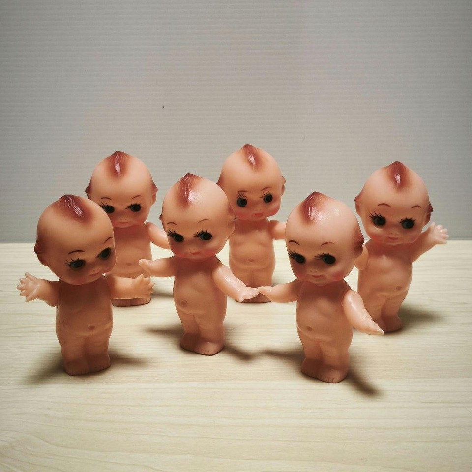 A lot of soft-vinyl Showa-era Kewpie mini dolls — genuine Japanese retro collectibles with unmistakable nostalgic charm.