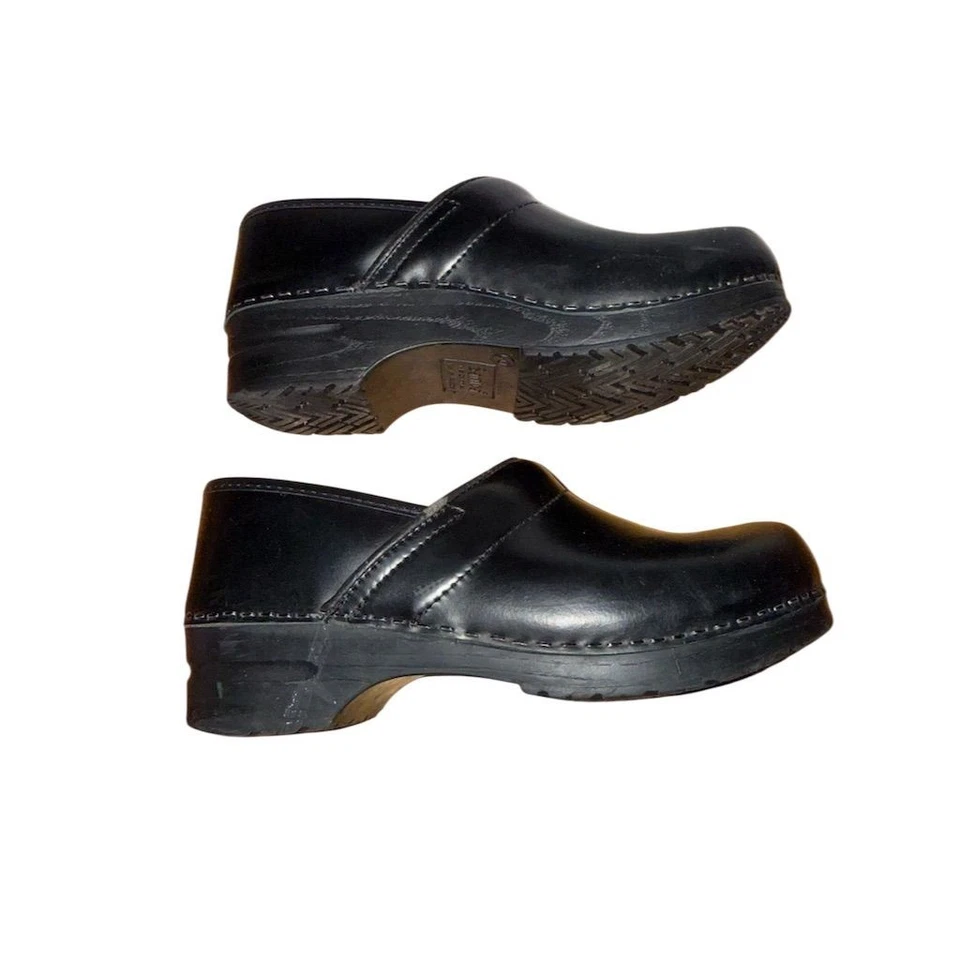 Sanita Women's Black Leather Clogs Size 9.5-10 Workwear Slip On 40 nurse shoes - Image 3 of 4