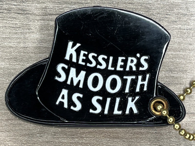 1950s KESSLER WHISKEY ''Smooth As Silk'' Alcohol Vintage Keyring Keychain Opens
