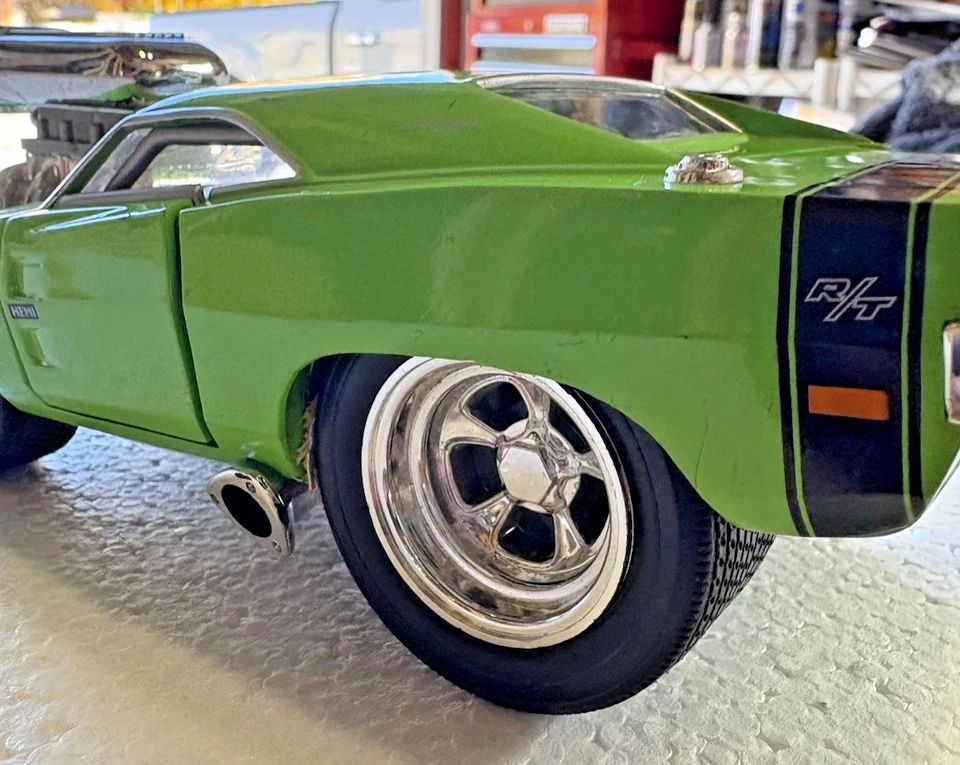 Muscle Machines 1969 Dodge Hemi Charger R/T 1:24 Diecast Car Lime Light Green - Image 3 of 4