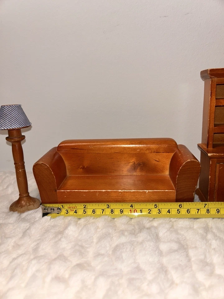 Muebles para casa de muñecas. Sofá, mesa de centro, lámpara, mesa de comedor y una cabaña. Foto 3 de 4