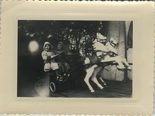 PHOTO ANCIENNE - VINTAGE SNAPSHOT - MANÈGE FÊTE FORAINE CHEVAL BOIS JOUET