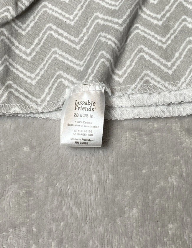 Manta de recepción de bebé Luvable Friends Chevron gris blanco franela en zig zag Lovey Foto 3 de 4