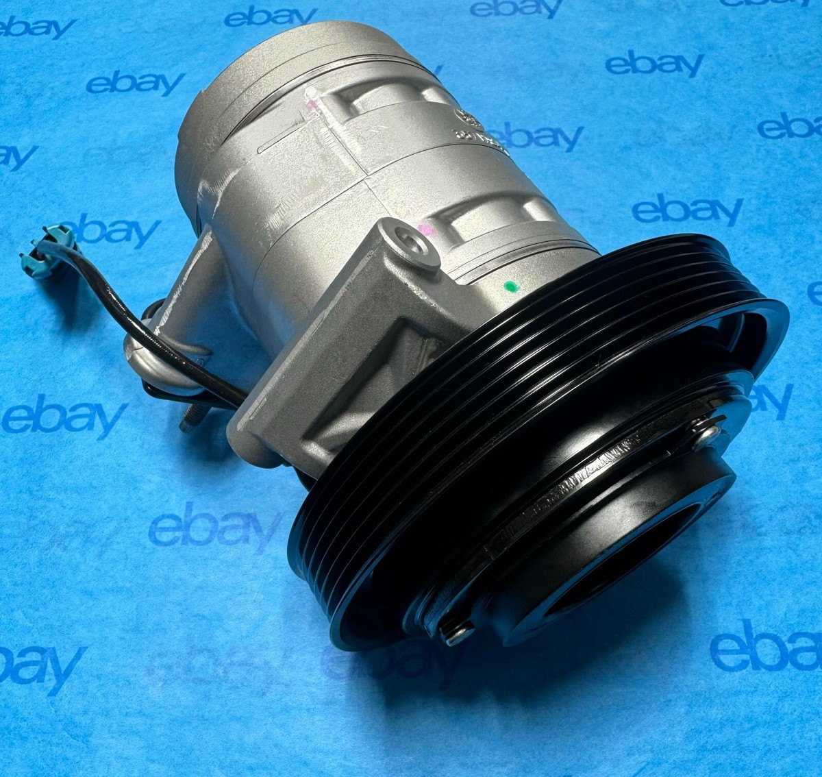22-75836-000 / 22-65772-001 Genuine Freightliner AC A/C Compressor