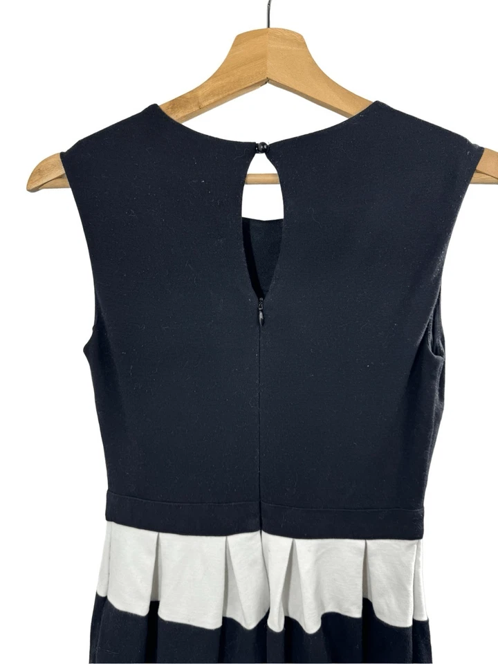 Vestido FOREVER 21 Negro Sin Mangas Plisado Calce y Acampanado Talla S Rayas Náutico Foto 3 de 4