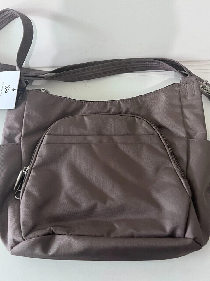 Bandolera clásica antirrobo Travelon de $120 bandolera gris Foto 2 de 4