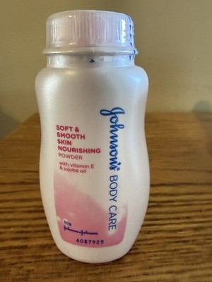 Johnson's Body Care Soft & Smooth Body Powder 50g Vitamin E Jojoba Oil