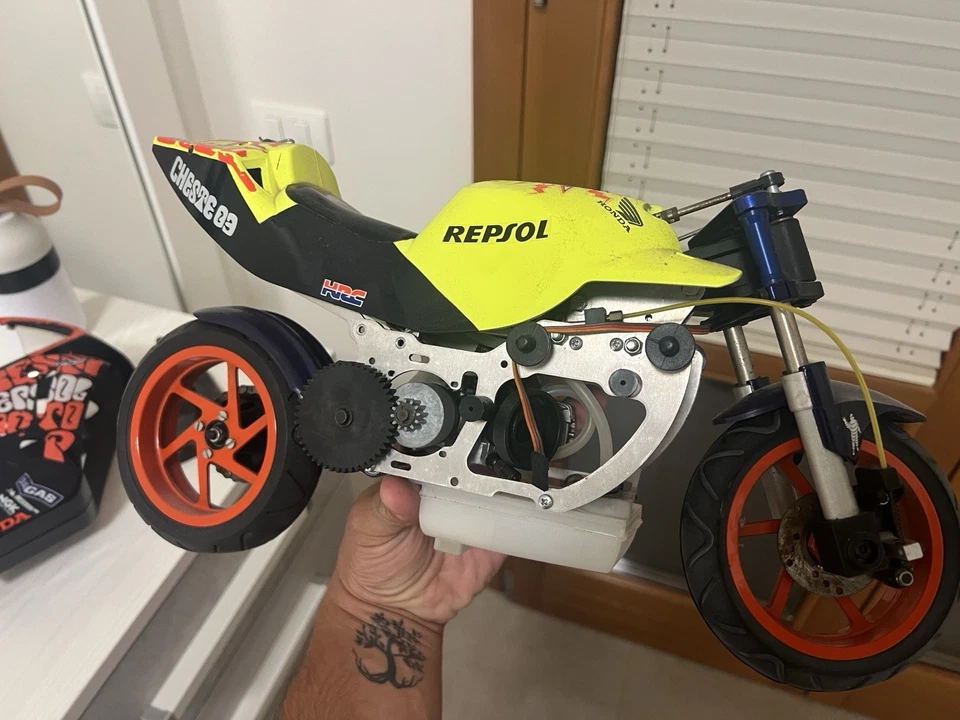 Honda RC 211V Repsol scala 1/5 motore a scoppio radiocomandata - Immagine 4 di 4