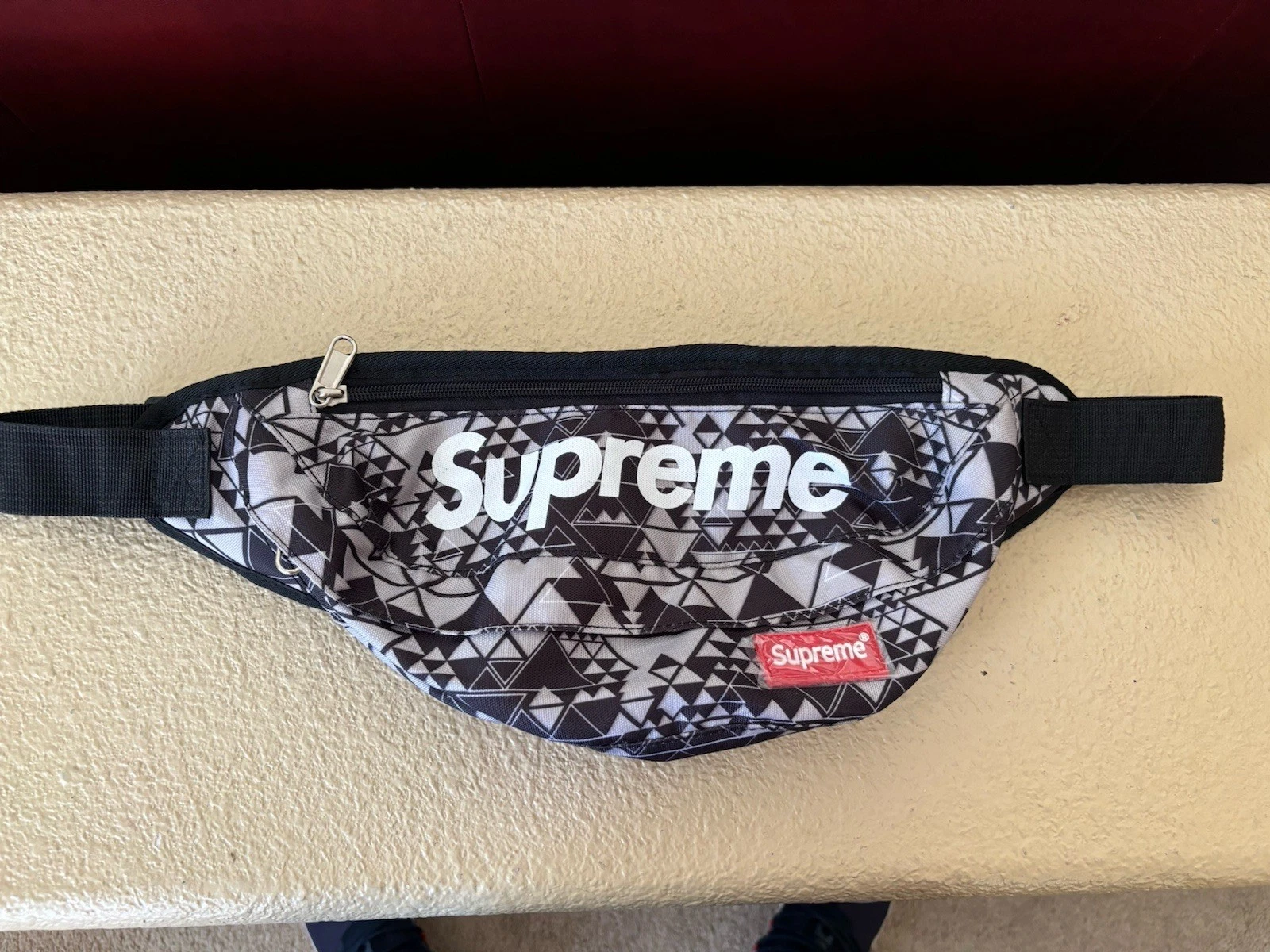 Sac banane camouflage noir blanc suprême logo rouge