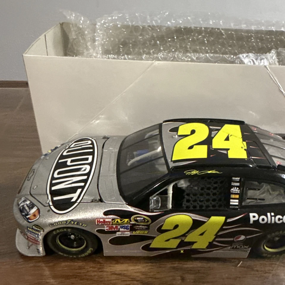 Jeff Gordon DuPont National Law Enforcement Officers Memorial Fund 2010 - Sin caja Foto 3 de 4