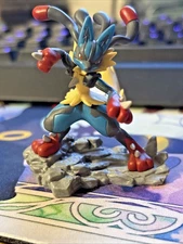 FIGURINE EXCLUSIVE POKEMON 2025 MEGA LUCARIO FR ACTION FIGURE NEUVE DU COFFRET