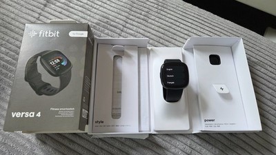 Fitbit Versa 4 40mm m Aluminiumgehäuse-Schwarz mit Silikonarmband in Schwarz...