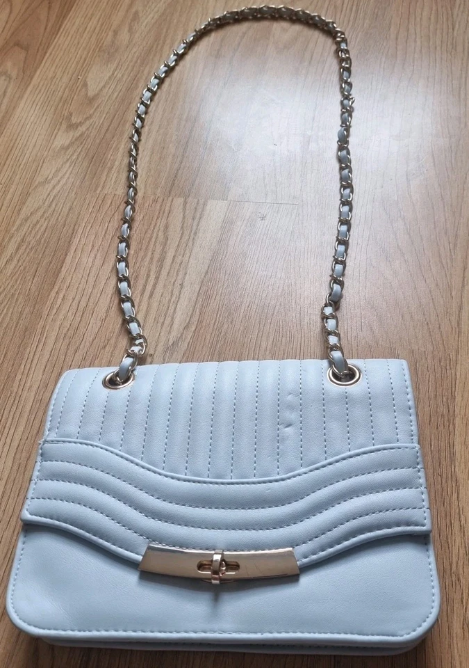 New Look Women's Small light  Blue Shoulder Bag With  a nice Chain handle. - Image 2 of 4