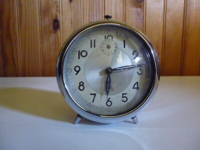 Alter runder und mechanischer Wecker, verchromt DEP  