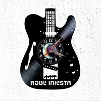 Vinyl Schallplatten Wanduhr Gitarrenform Robe Iniesta Extremoduro