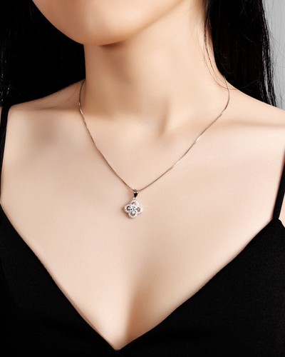 Charm jewelry simulated diamond Four leaf clover pendant gift for lady - Picture 3 of 3