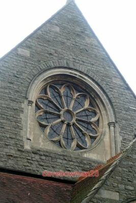 FOTO ALLERHEILIGEN KIRCHE LESEN DIES IST DAS DETAIL DES FENSTERS ÜBER DEM WES