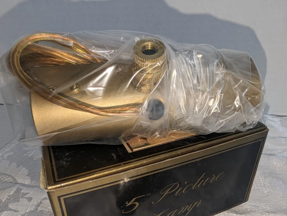 Lámpara antigua de latón vintage Lite Source Gen-Lite de 5" con soporte de pared Foto 4 de 4