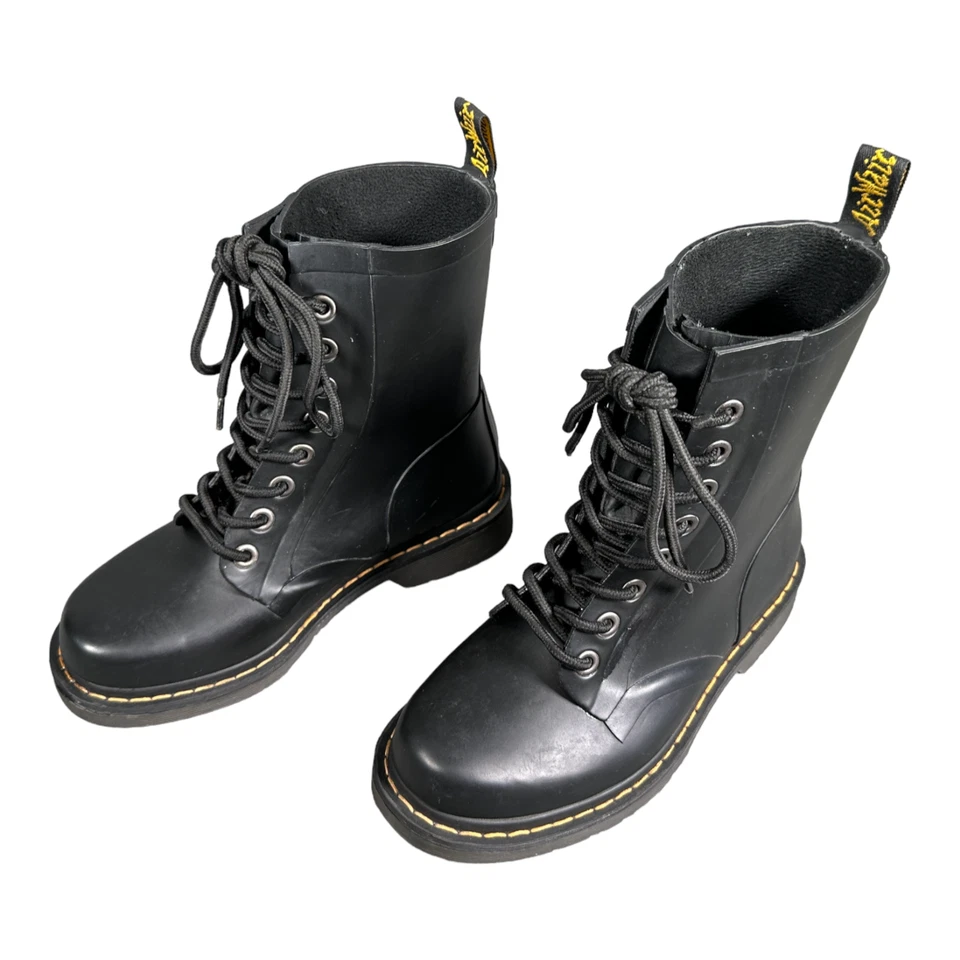 Botas Dr. Martens 5 para mujer negras de goma empapada bloque de lluvia punta redonda con cordones bajos Foto 3 de 4