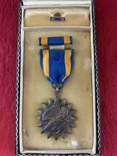 WW2 Army Air Corps Air Medal Eagle w/ Lightning Bolts Coffin Case