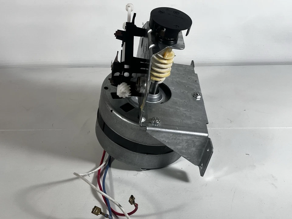 41A4252-7B 123D0100 OBJY2188B72 132B1953 30B387 motor of Chamberlain Garage Door - Image 3 of 4