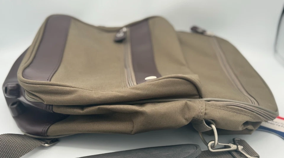 Bolso estilo mensajero American Tourister verde/marrón - lona/cuero - ¡Excelente! Foto 4 de 4