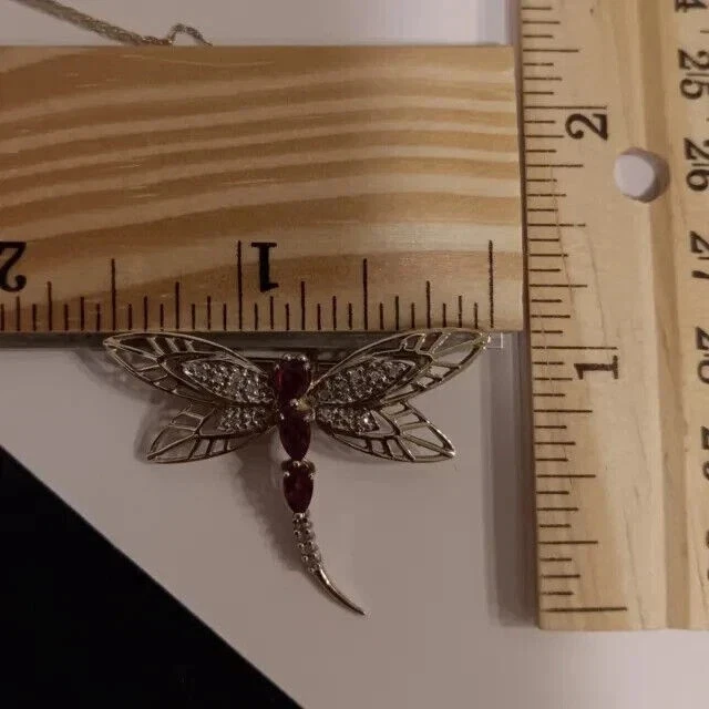 Colgante libélula para mujer con rubí rosa simulado corte pera enchapado en oro amarillo de 14K Foto 3 de 4