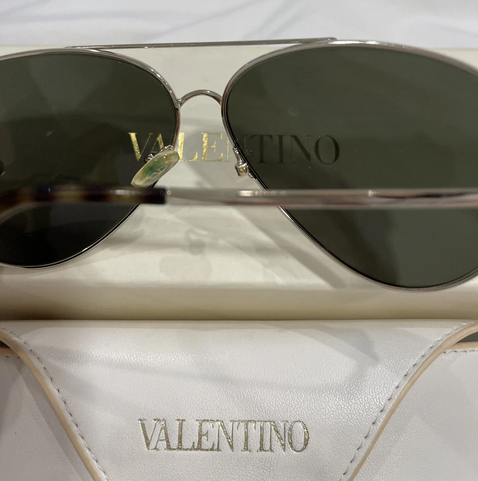 Gafas de sol Valentino ROCKSTUD con montura de metal amarillo Foto 4 de 4