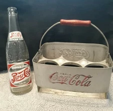 1943 DBL DOT FOUNTAIN SYRUP 12 OZ PEPSI BOTTLE + 1950'S COKE "6" BOTTLE CARRIER.