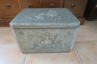 TOP Antike Blechkiste geprägte Figuren Schilling&Sohn Bremen ca 1920 34x26x21