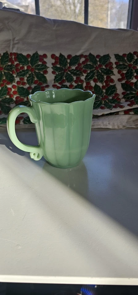 Taza de café festoneada de vidrio con leche de jadeíta The Pioneer Woman  Foto 2 de 4