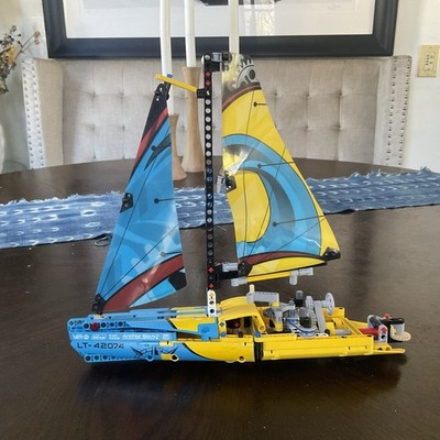 LEGO TECHNIC: Racing Yacht (42074) | As-is (Not inventoried)
