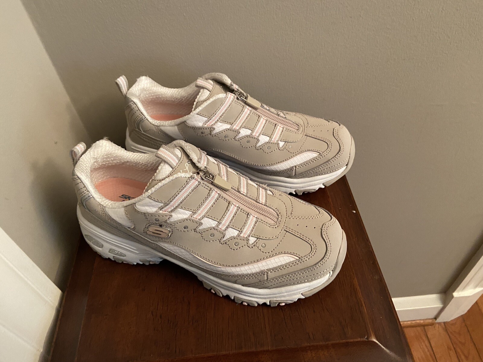 skechers zip along