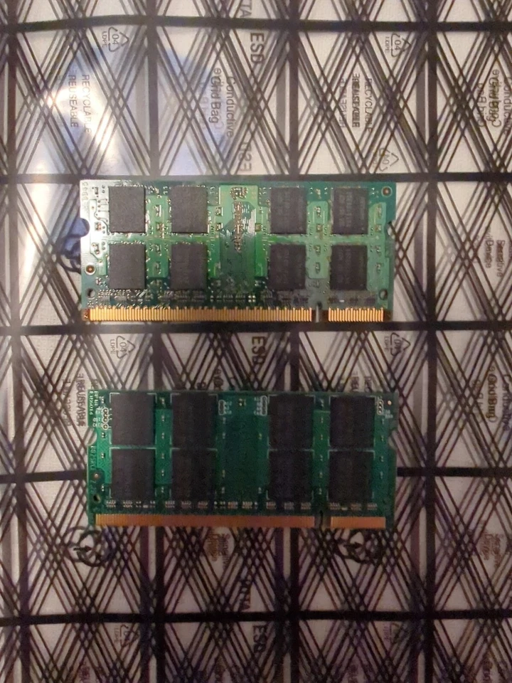 Super Talent 1GB PC2-5300 DDR2-667MHz non-ECC Unbuffered CL5 200-Pin SoDimm D-RK - Image 4 of 4