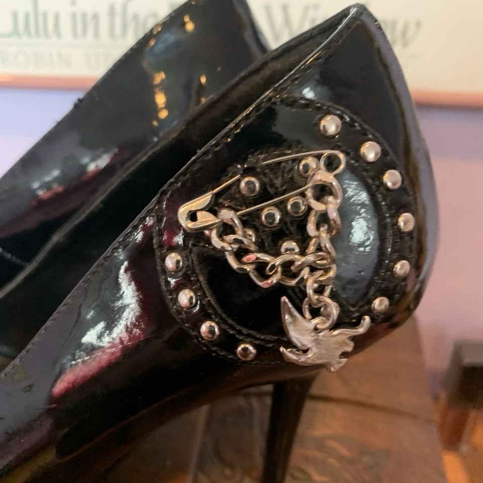Zapato de aguja Shiekh tacón alto punta puntiaguda negro brillante con cadena gótico elegante 8,5 Foto 2 de 4