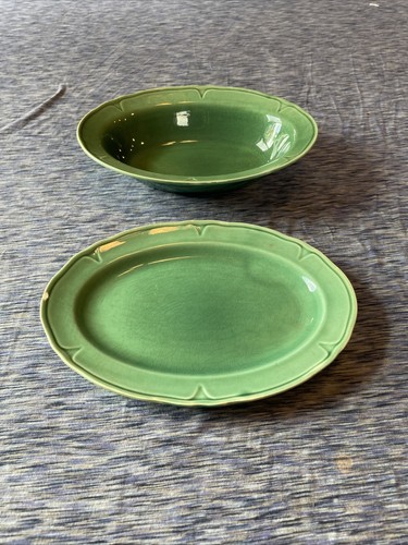 Vintage grüne Ovel Schüssel und Teller hat Chip aus Porzellan