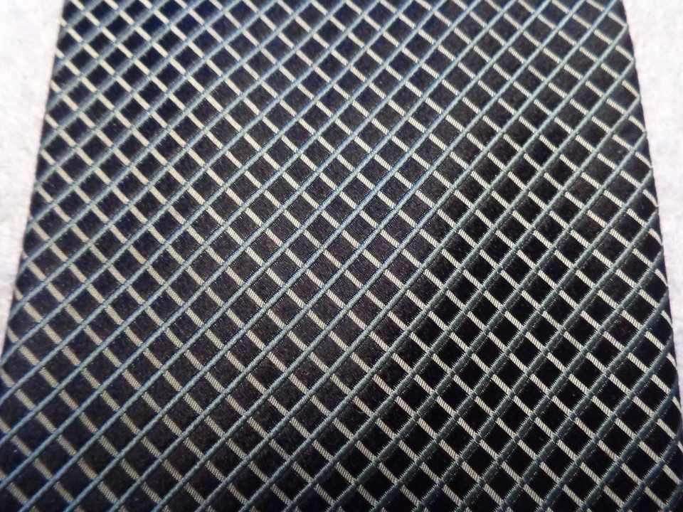 Gravata masculina Birmânia Bibas preta com xadrez verde e branco 4 x 59 - Imagem 3 de 4