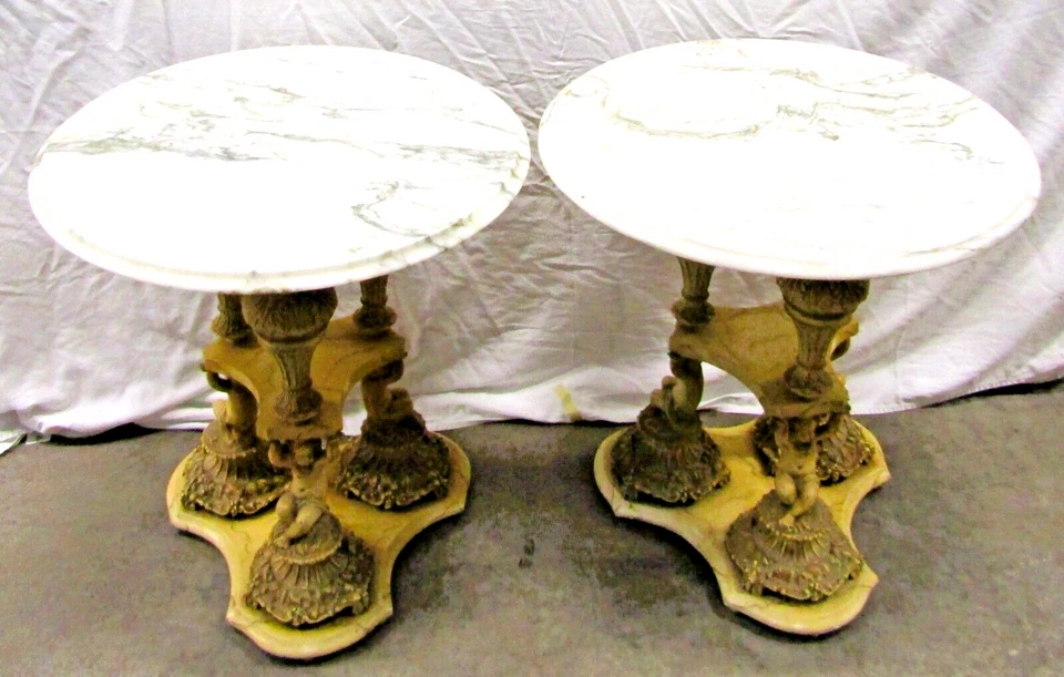 Par de mesas auxiliares italianas Regency florentinas con triple base de querubín Foto 2 de 4