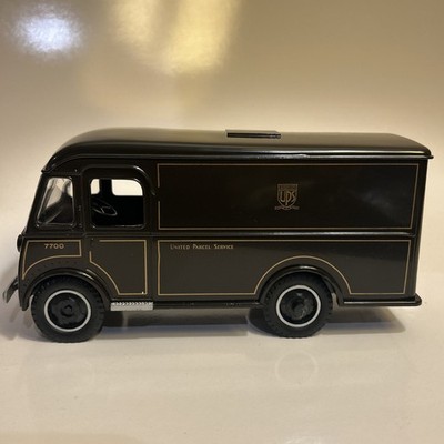 UPS Die-Cast Antique Delivery Vehicle (7.5'')  1/28 Scale - 1940s Divco DVC Truck