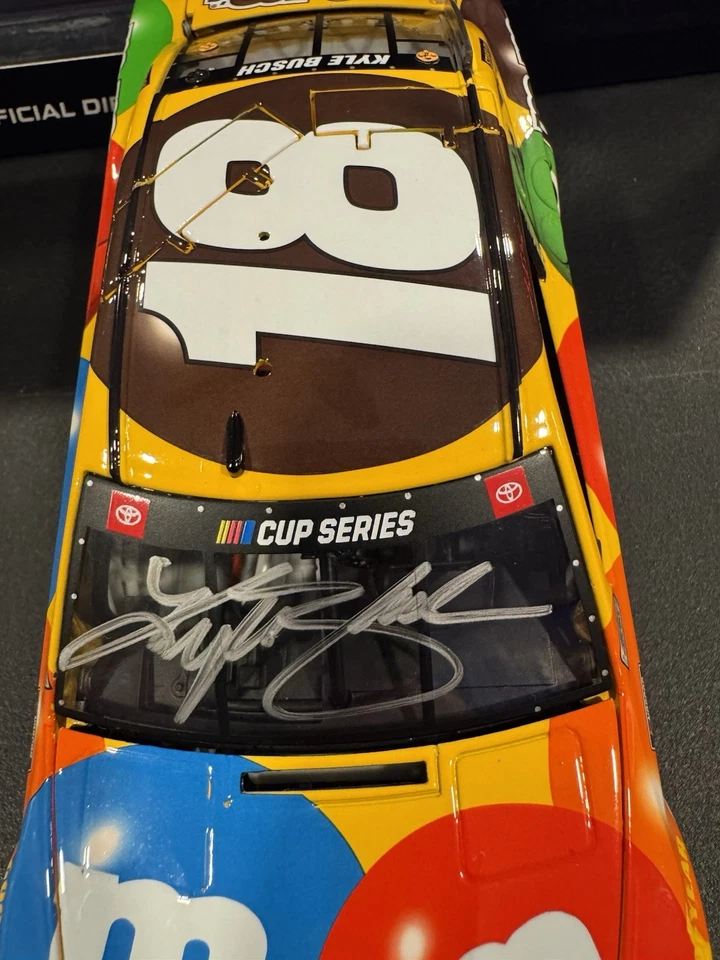 Kyle Busch #18 2020 autografiado M&Ms Darlington Elite 1/24 NASCAR diecast Foto 2 de 4