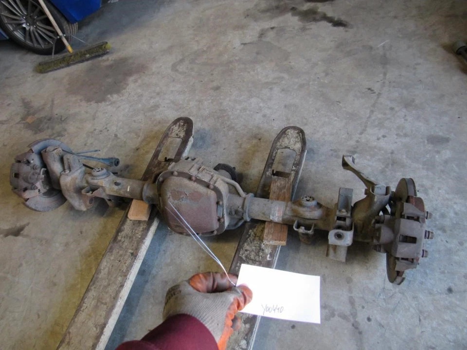 2000 Ford Expedition rear back differential axle assembly end housing 4x2 OEM Foto 2 de 4