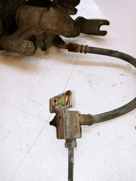 Pinza de freno derecha pasajero Mazda Miata 2001 9,9"" OEM usada Foto 3 de 4